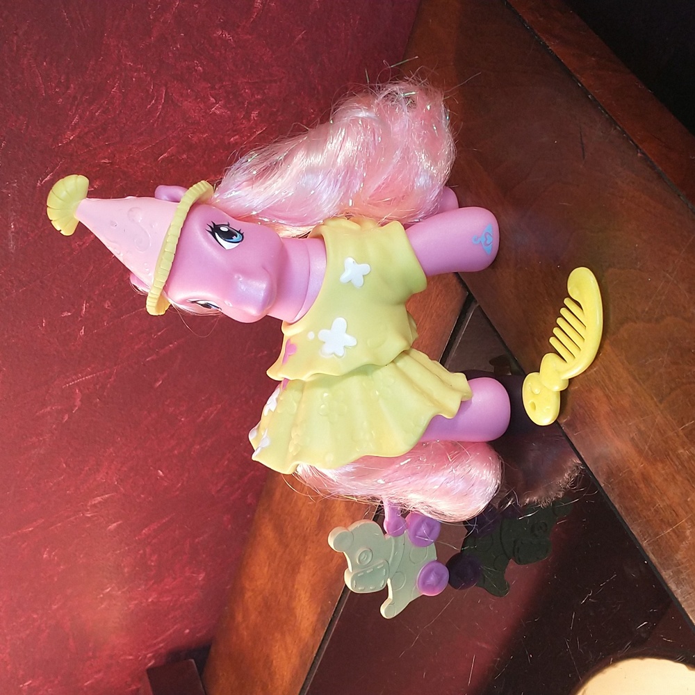 2007 Hasbro My Little Pony w/Hat, Outfit , Pull Along Pup & Comb
